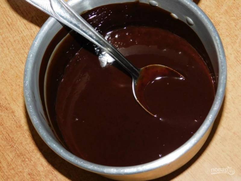 Отдельно растопите сливочное масло вместе с шоколадом. Остудите до теплого состояния.