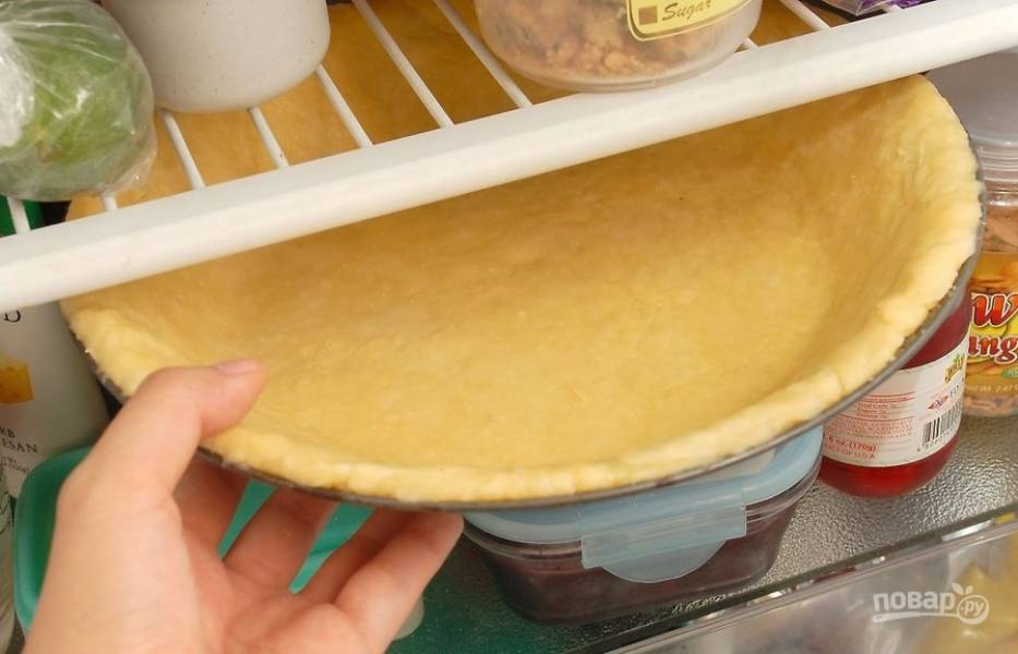 Форму для выпекания смазываем сливочным маслом, раскатанный пласт укладываем в форму, формируя борты. Отправляем тесто в холодильник. 