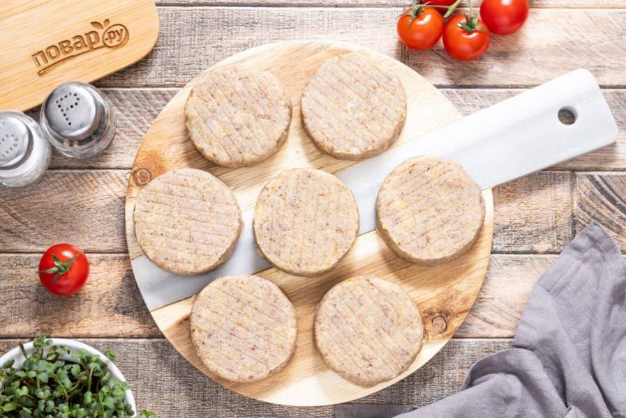 Разделите массу на порционные кусочки и сформируйте из них котлеты. Масса получается очень липкой, поэтому удобнее делать это влажными руками.