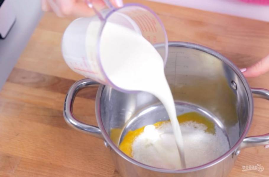 4. Приготовьте крем: желтки смешайте с сахаром, сливками и загустите крем на медленном огне, постоянно помешивая его. Остудите массу до комнатной температуры.