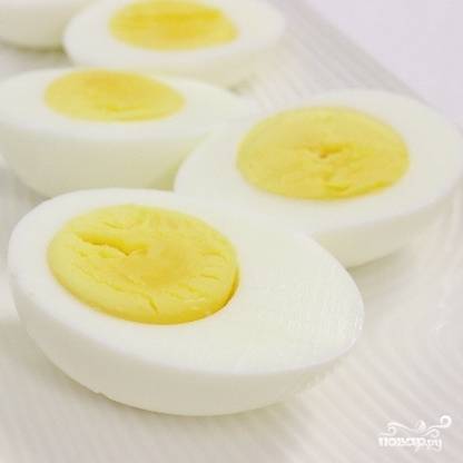 4. Отварите яйца вкрутую.
