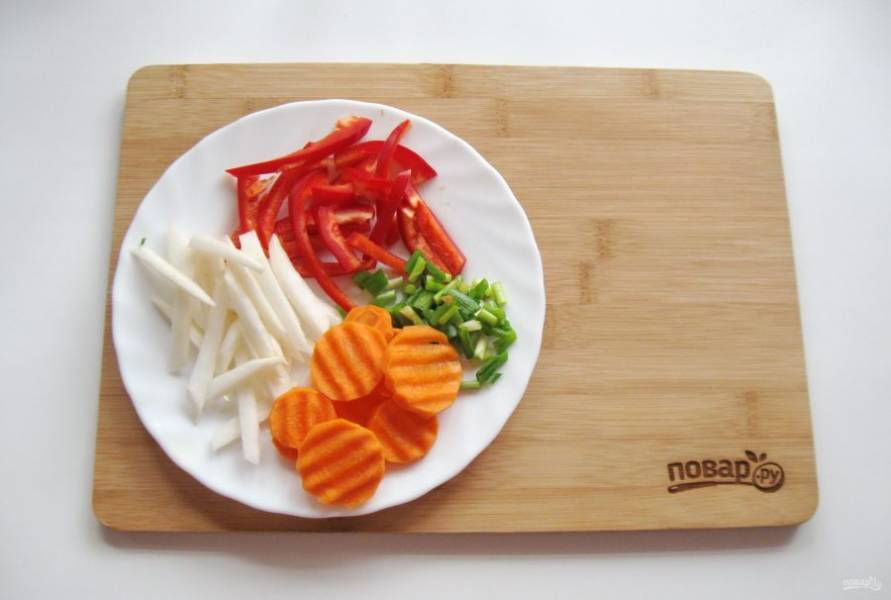 Пока мясо варится, подготовьте овощи: морковь, болгарский перец, зеленый лук и белую редьку.