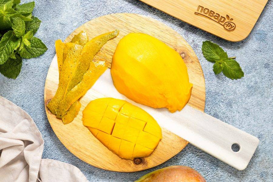 Очистите манго от кожуры, нарежьте кубиками.