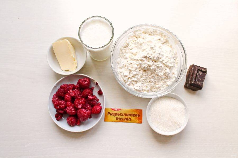 Подготовьте все необходимые ингредиенты для приготовления малинового варенья с шоколадом.