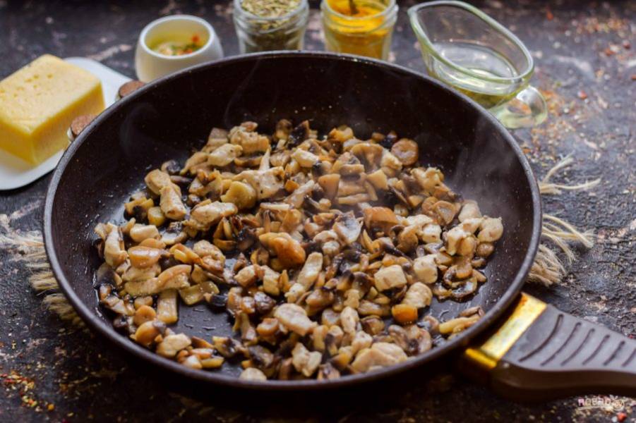 Сковороду разогрейте с растительным маслом, после выложите курицу и грибы, жарьте ингредиенты до готовности - 8-10 минут. Соль и перец добавьте по вкусу.