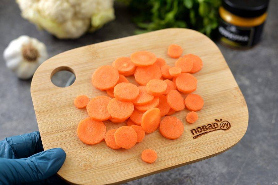 Спустя время добавьте в кастрюлю нарезанную тонким кружочком морковь и мелким кубиком картофель. Варите еще 10 минут. 