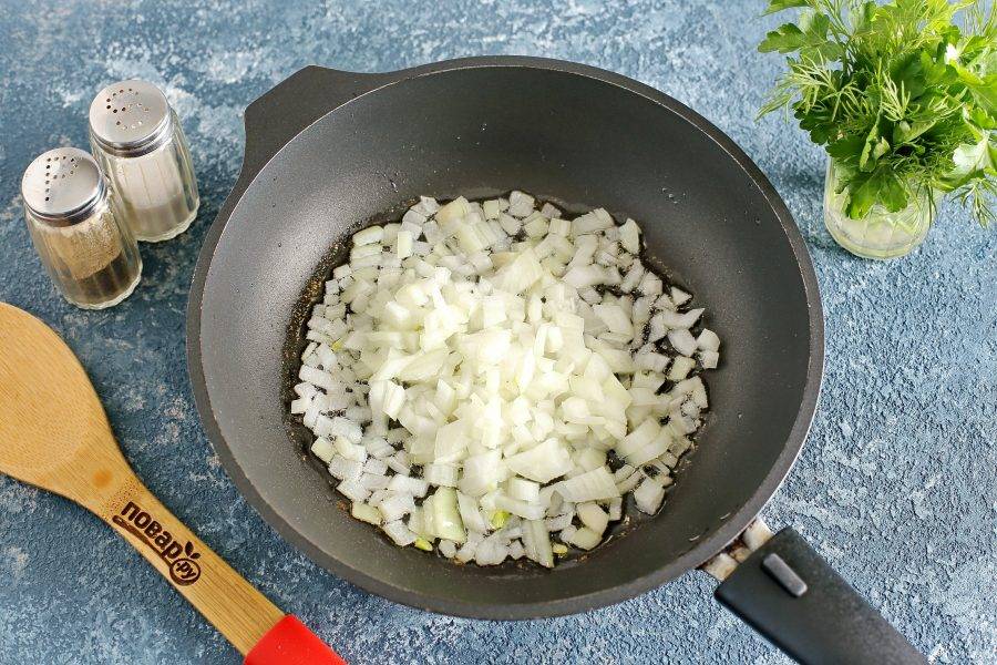 На разогретую сковороду с маслом выложите нарезанный кубиками лук.
