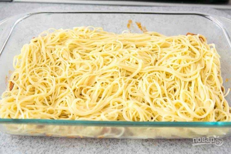 7.	Распределите поверх соуса половину спагетти.