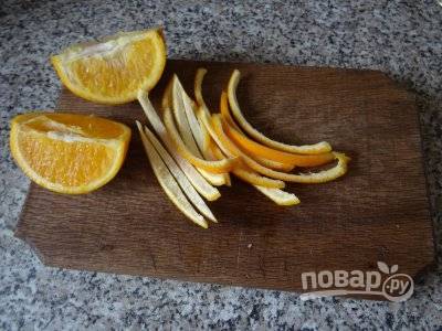 Апельсины хорошо моем и обливаем кипятком. Затем разрезаем их на небольшие дольки, вынимаем мякоть, а корочки режем на полоски. 