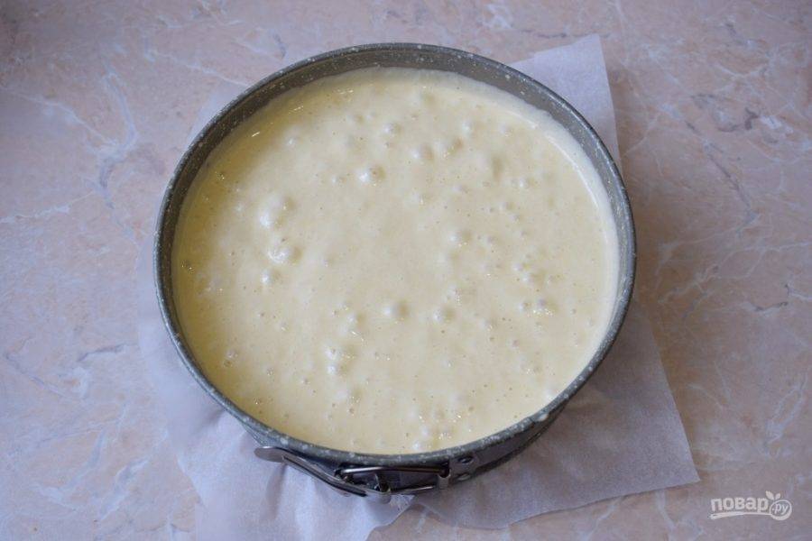 К взбитым яйцам в 3-4 приема подмешайте мучную и молочную массу. Тесто замешивайте вручную венчиком. Готовое тесто перелейте в форму для выпечки (диаметром 20 см.). Поставьте в духовку разогретую до 180 градусов на 45-60 минут. Готовый бисквит извлеките из формы и остудите. Для торта разрежьте бисквит на 3-4 коржа.