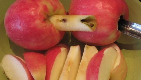 3. Яблоки нарезаем дольками, удалив часть с семечками.