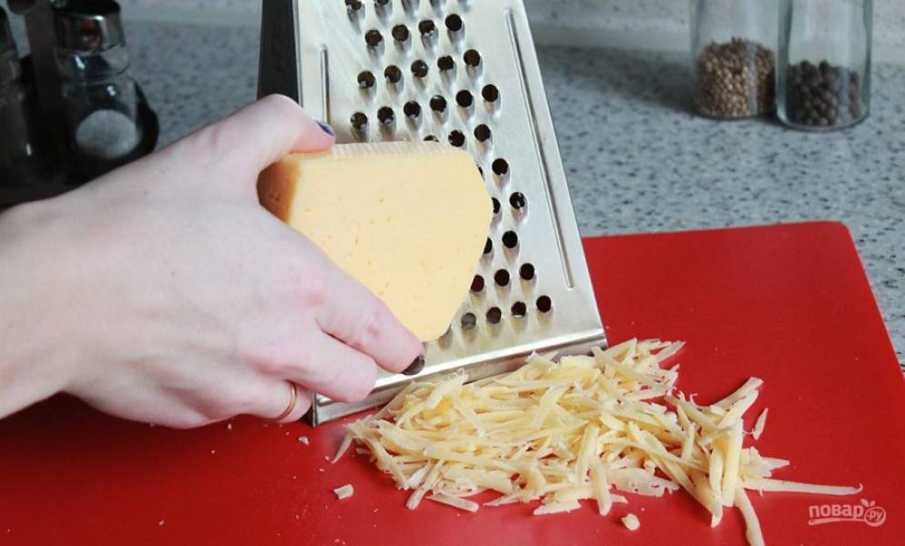 5. И в конце натираем сыр (можете брать любой по вашему вкусу).  Лучше всего подойдет солено-сладкий сыр, но вы можете использовать любой твердый сыр.