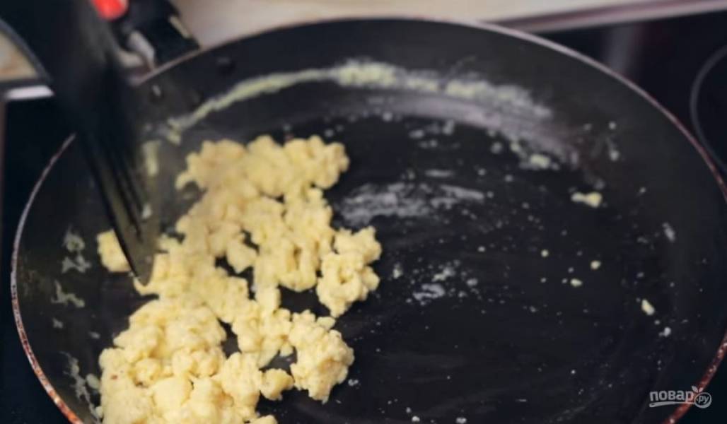 2. Приготовьте омлет: яйцо смешайте со сметаной и хорошо перемешайте, по вкусу посолите и поперчите. Обжарьте омлет на той сковороде, где вы обжаривали шампиньоны, добавив сливочное масло. Постоянно перемешивайте омлет так, чтобы он получился слегка рассыпчатым. 