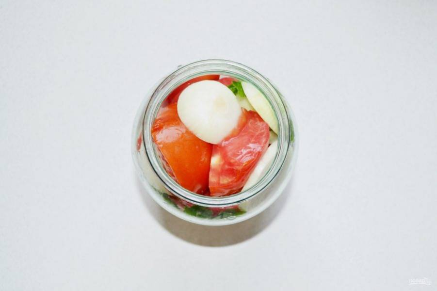 Салат-закуска из помидоров с луком, рецепт с фото пошагово и видео — internat-mednogorsk.ru