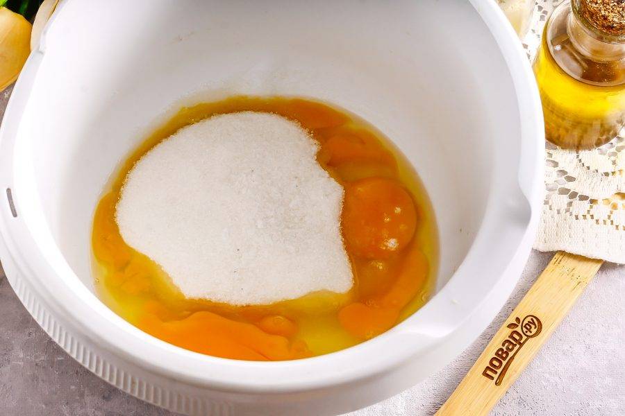 Куриные яйца вбейте в глубокую емкость, всыпьте сахарный песок и соль, взбейте все примерно 3-4 минуты в пышную пену.