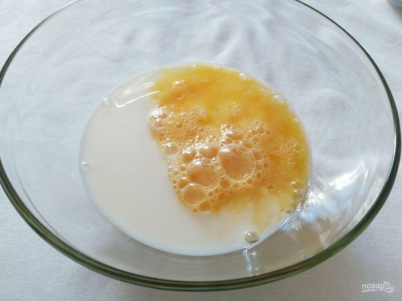 Разбейте яйца в глубокую миску, посолите их и соедините со 150 мл молока при помощи вилки или венчика.