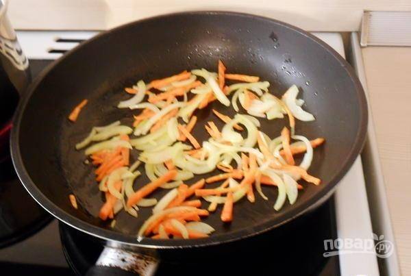 Лук и морковь почистите, а затем нарежьте брусочками. Обжарьте овощи в масле до лёгкого румянца.