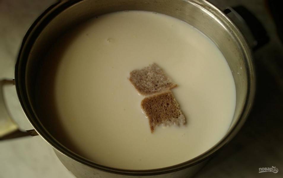 1.	Молоко переливаю в кастрюлю и отправляю на огонь, нагреваю до комнатной температуры и добавляю кусочек ржаного хлеба.