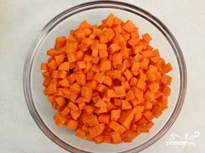 3. Чистим лук, морковь и картофель, моем овощи и зелень. Морковку и луковицу нарезаем небольшим кубиком. 