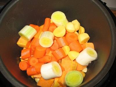 2. Тыкву, морковь, картошку и лук-порей моем, чистим, и нарезаем средними кубиками.