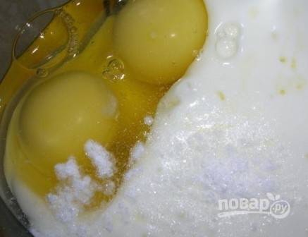 Смешиваем яйца, йогурт, мягкое сливочное масло, сахар и ванилин. Лучше всего взбить блендером.