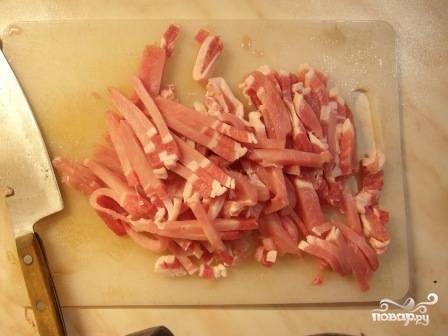 Мякоть свинины нарезаем тонкой соломкой.