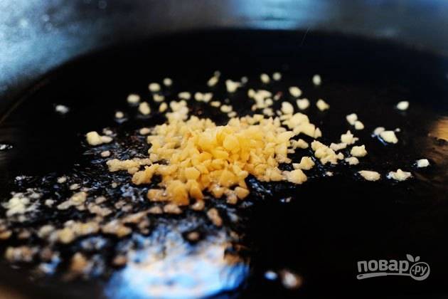 9. На отдельной сковороде на небольшом количестве растительного масла обжарьте пару минут измельченный чеснок. 