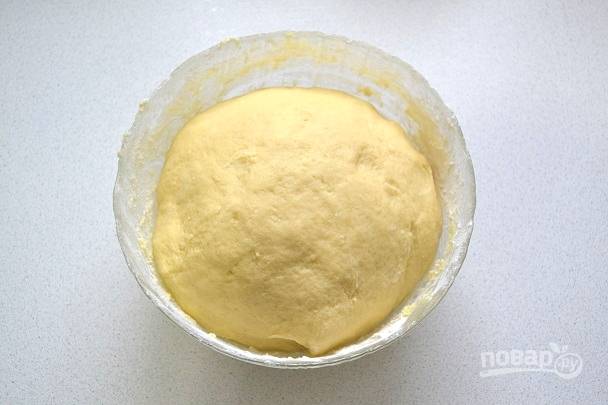 7. Замесите тесто. Оно должно быть мягким, но не липнуть к рукам.