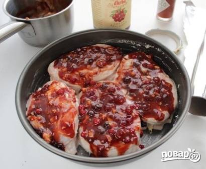 Форму, в которой будем запекать медальоны, смазываем маслом. Выкладываем туда медальоны. Сверху смазываем приготовленным соусом, накрываем фольгой и отправляем в горячую духовку на 45 минут. Температура — 200 градусов.