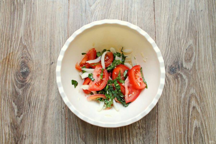 Заправьте салат заправкой и перемешайте. Уберите салат в холодильник на один час. Спустя время подавайте к столу.