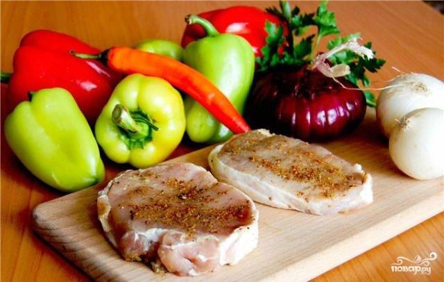 Свинину нарезаем на порционный куски и посыпаем солью, черным молотым перцем и специями на ваше усмотрение. Ставим мясо в холодильник минут на 20-30.