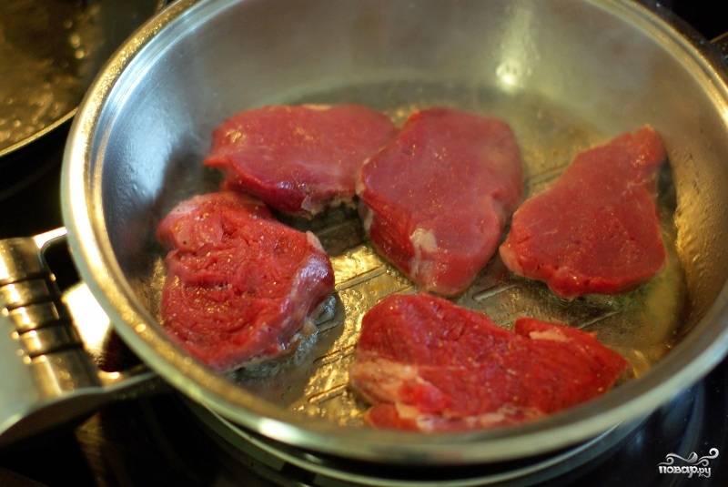 В толстостенную сквородку наливаем масла и обжариваем на нем кусочки свинины. Обжариваем с двух сторон до образования корочки. Это займет примерно около 5 минут.