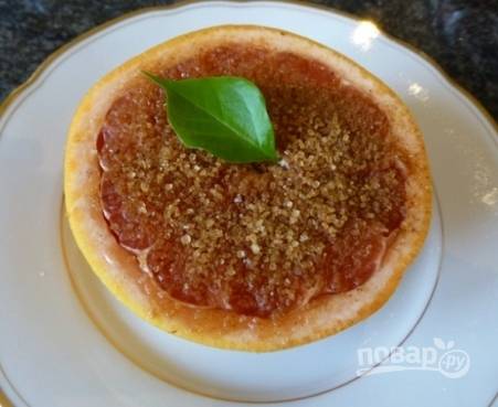 Готовый запеченный грейпфрут можно еще немного посыпать смесью сахара и корицы, украсить мятой и подавать слегка охлажденным.