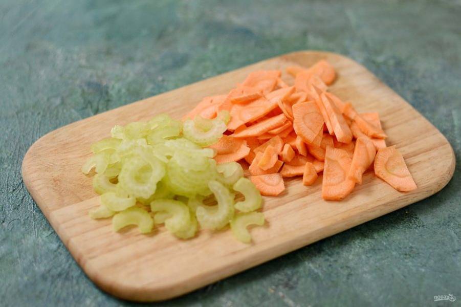 Морковь и сельдерей нарежьте тонкими ломтиками.