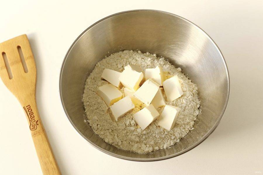 Переложите смесь в глубокую миску, добавьте нарезанное кубиками масло и соль.