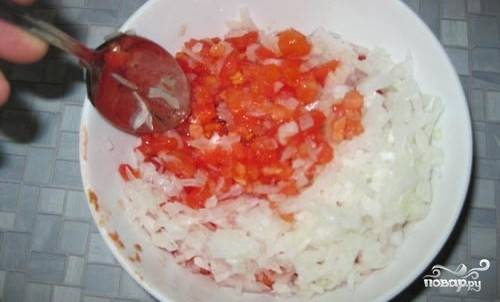 Нарежьте луковицу как можно мельче. Смешайте томат и лук в миске средних размеров.
