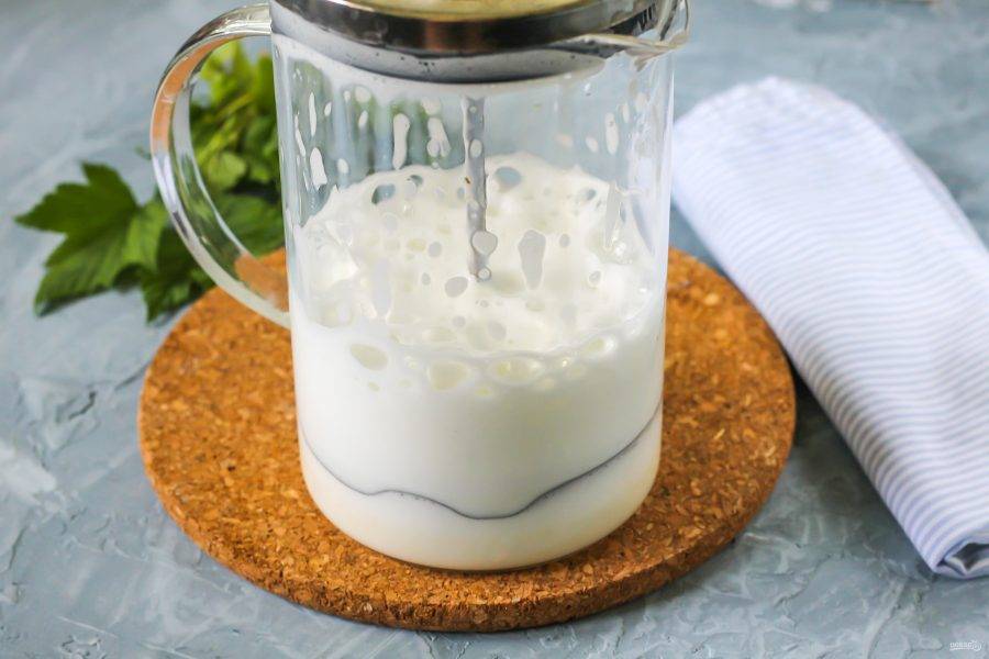 Быстрыми движениями взбейте молоко в пышную пену. По желанию молоко можно заменить горячими 15% сливками - кофе от этого только выиграет во вкусе!