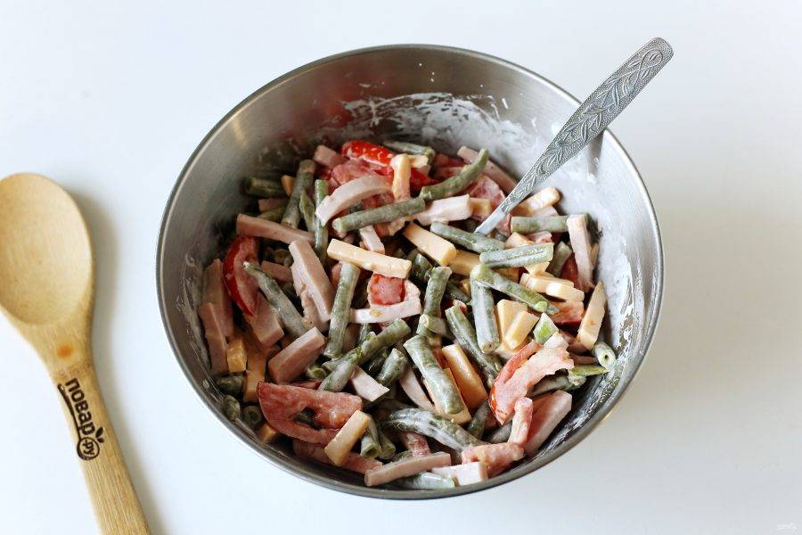 Заправьте салат майонезом, добавьте по вкусу соль и молотый перец и все перемешайте. Салат со стручковой фасолью и ветчиной готов.