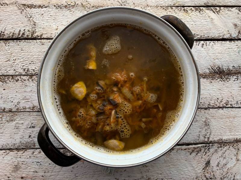 В конце добавьте жареные овощи с грибами и варите суп еще 10 минут.