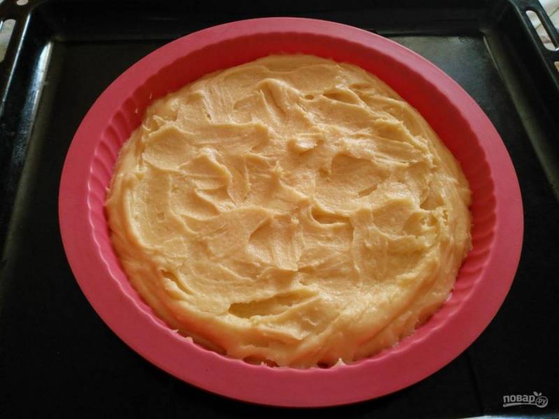 Переложите тесто в подготовленную форму. Она должна иметь высокие бортики, так как при выпекании тесто  будет хорошо подниматься. Можно также поделить тесто на 2 части и выпекать поочерёдно 2 коржа.
