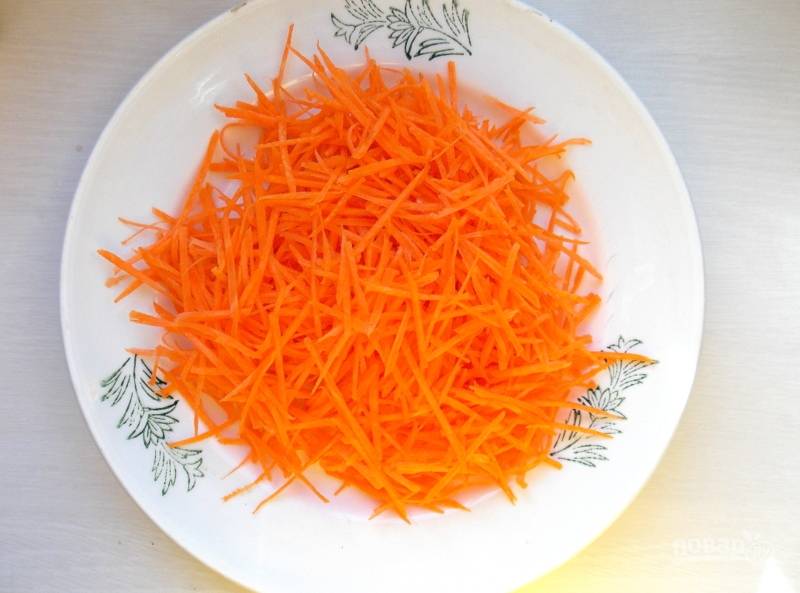 Морковь почистите и натрите на корейской терке.