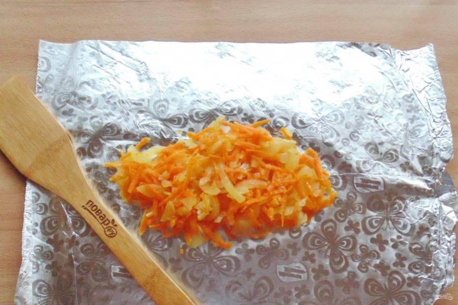 Выложите лук с морковью на фольгу и немного посолите.