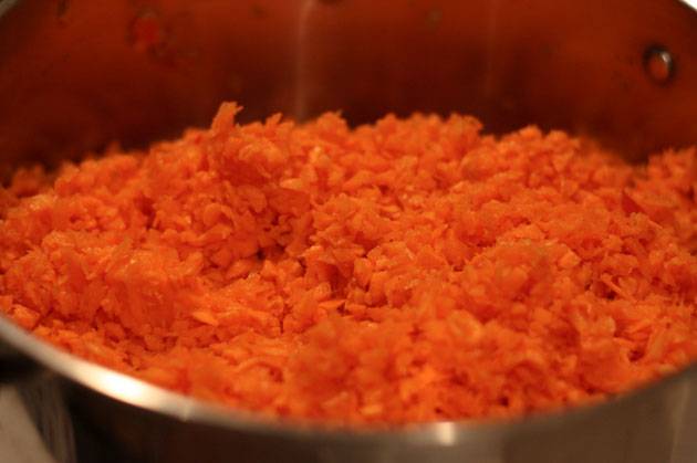 1. Для начала необходимо как следует вымыть и обсушить все ингредиенты. Первым делом морковь очистите и измельчите при помощи блендера, мясорубки или терки. 