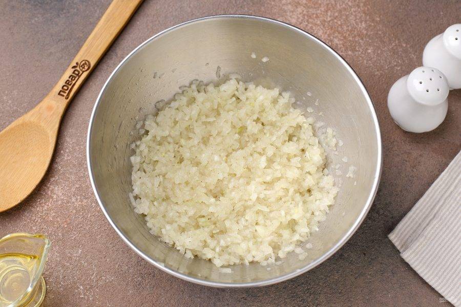 Переложите нарезанный лук в глубокую миску, добавьте по вкусу соль и молотый перец, после чего помните руками.
