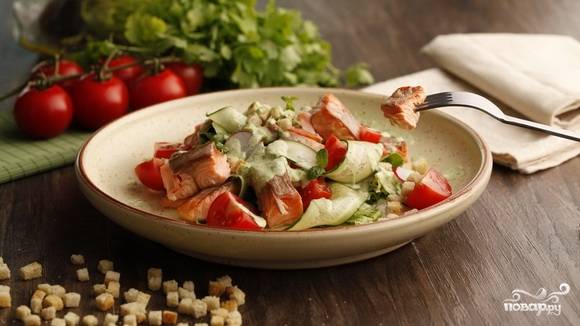 Рецепт салата с красной рыбой и овощами