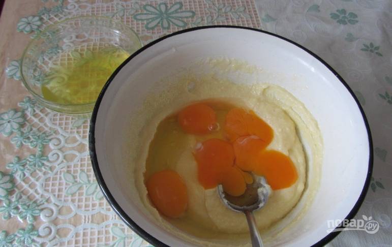 В мягкий маргарин добавьте сахар, вбейте 2 яйца и еще 3 желтка.