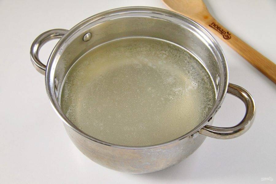 Суп можно приготовить как на воде, так и на любом мясном бульоне. Количество регулируйте от желаемой густоты супа. 