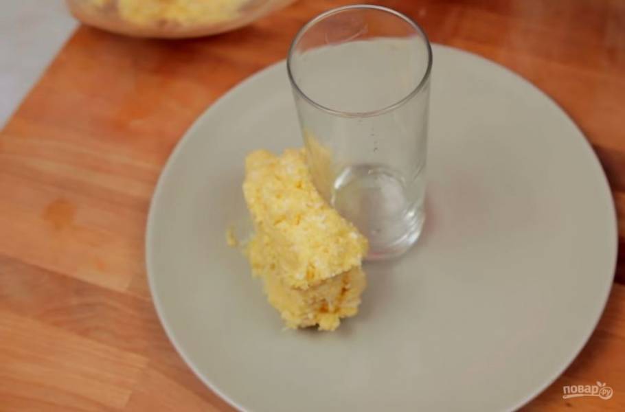 3. Далее с помощью стакана сформируйте венок из сырно-яичной массы. 