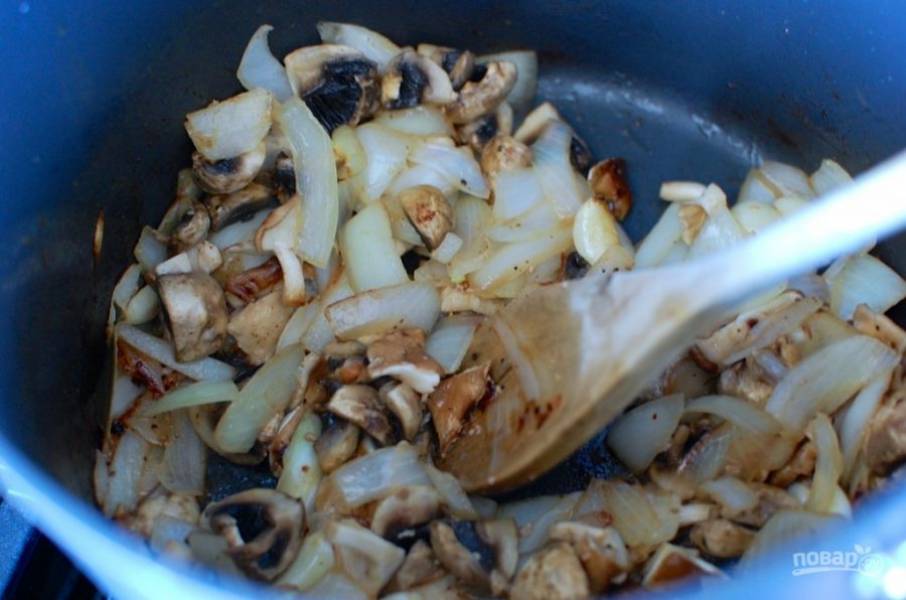 7.	Выложите в кастрюлю к луку грибы, перемешайте и готовьте около 4-5 минут.
