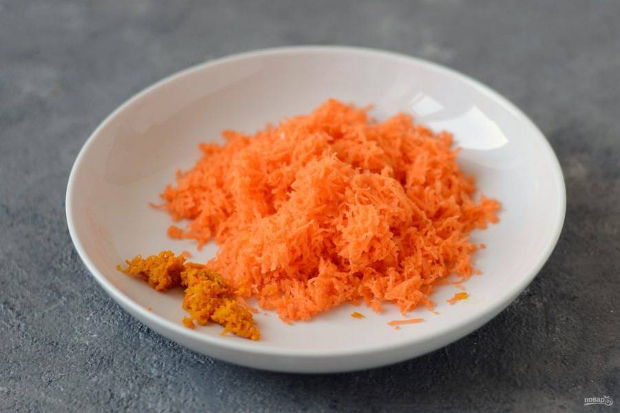 Морковь очистите, натрите на мелкой терке. Если она очень сочная, то отожмите от лишней жидкости. Далее натрите цедру апельсина.